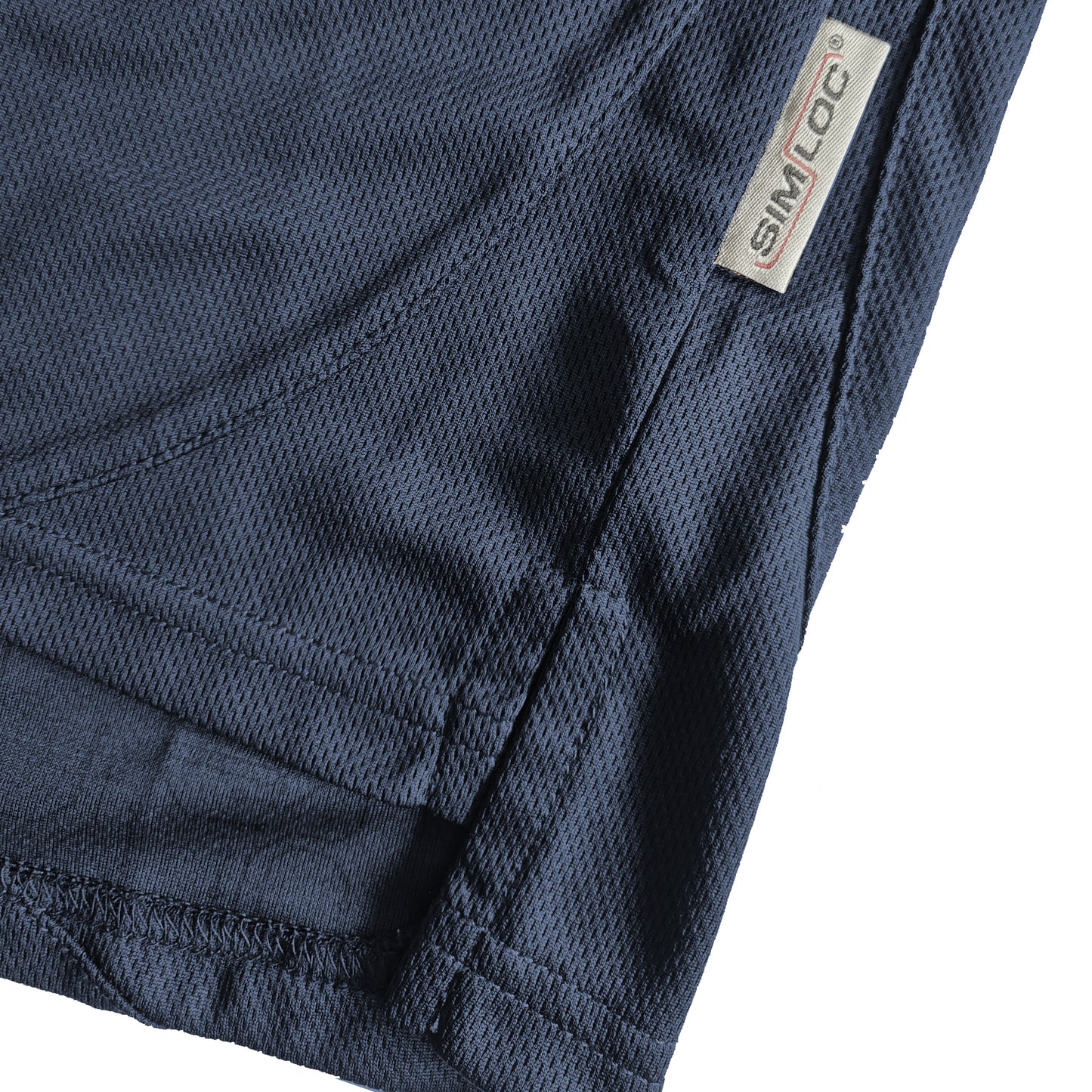Nahaufnahme des SIMLOC BLUE_LINE T-Shirt in Marineblau aus recyceltem Polyester mit strukturiertem Stoff, genähten Nähten und kleinem SIMLOC-Label. Bietet UV-Schutz für angenehmen Tragekomfort.