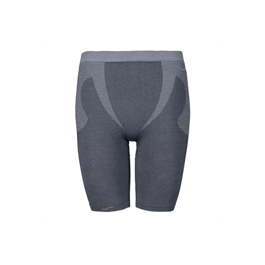 HESTOR ORANGE_LINE Long Shorts in grau haben ein nahtloses Design mit gerippten und Mesh-Texturen an den Seiten und Oberschenkeln. Hergestellt aus Tech-Garn für Komfort und Geruchskontrolle, abgebildet vor einem weißen Hintergrund.