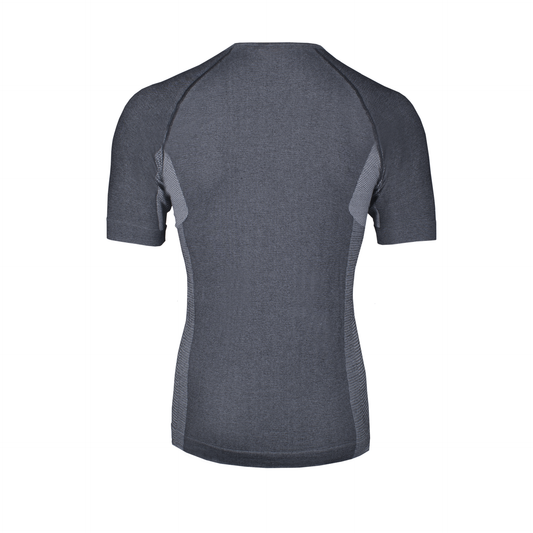 Das SIMLOC ORANGE_LINE Shirt ist ein kurzärmeliges, dunkelgraues UV-Schutz Shirt mit hellgrauen Mesh-Seiteneinsätzen zur Belüftung, aus atmungsaktivem ThermoCool Polyester und mit tailliertem Schnitt. Abgebildet von hinten.