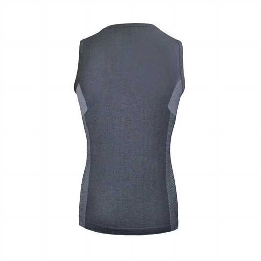 Das HESTOR ORANGE_LINE Tanktop ist ein ärmelloses, dunkelgraues Oberteil mit hellgrauen seitlichen Netzeinsätzen für Atmungsaktivität und intelligenter Funktionsfaser mit UV 50+ Schutz - ideal für das Training.