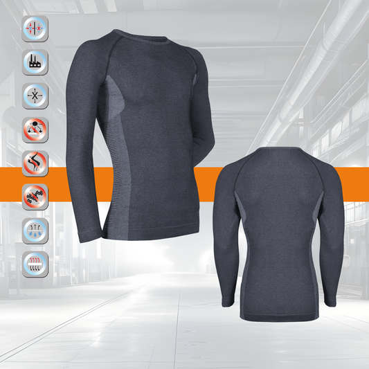 Zwei ORANGE_LINE Longsleeves von HESTOR in Dunkelgrau sind von vorne und hinten auf einem Industriehintergrund abgebildet. Icons weisen auf Feuchtigkeitsabtransport, intelligente Wärmeregulierung und UV-Schutz +50 hin.