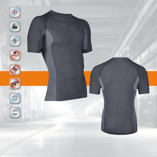 Zwei Ansichten des SIMLOC ORANGE_LINE Shirts, ein graues, sportliches Kompressionsshirt aus atmungsaktivem ThermoCool Polyester, mit sieben Funktionssymbolen auf der linken Seite, die UV-Schutz, Atmungsaktivität und Feuchtigkeitstransport hervorheben.