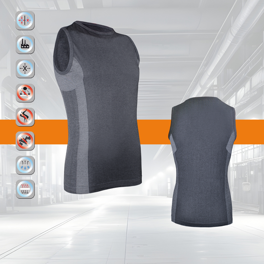 Das HESTOR ORANGE_LINE Tanktop, hier in ärmellosem Dunkelgrau von vorne und hinten vor einem industriellen Hintergrund, zeichnet sich durch atmungsaktives, temperaturregulierendes und komfortables Material sowie UV-Schutz 50+ mit intelligenter Funktionsfaser aus.
