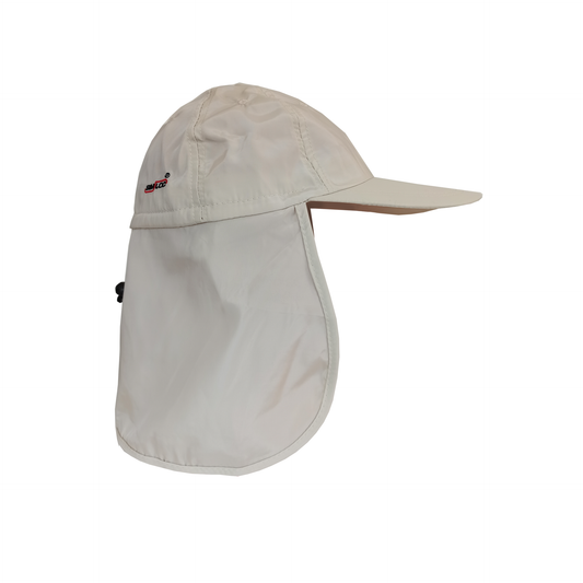 Die SIMLOC BLUE_LINE COOLING UV CAP in der Farbe „Sand“ ist ein hellbeiger Sonnenhut mit breiter Krempe und verlängertem Nackenschutz, der von der Seite vor einem weißen Hintergrund abgebildet ist. An der Seite des Hutes ist ein kleines schwarz-rotes Logo zu sehen.