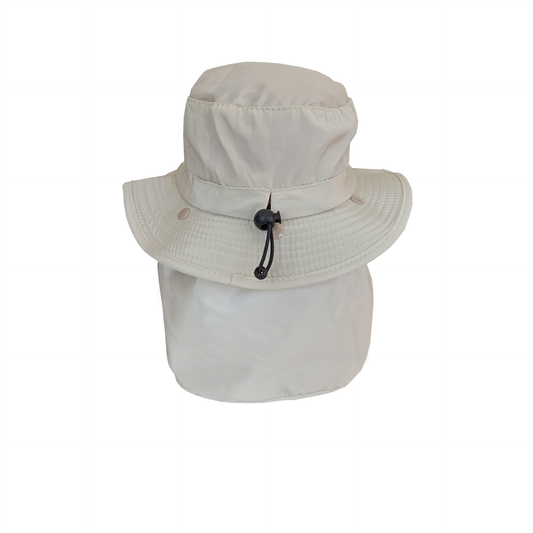 SIMLOC BLUE_LINE COOLING UV-HUT in der Farbe „Sand“ mit breiter Krempe und Nackenschutz für besseren Sonnenschutz, von hinten gesehen. Der Hut verfügt über einen schwarzen, verstellbaren Kordelzug und ist vor einem schlichten weißen Hintergrund abgebildet.