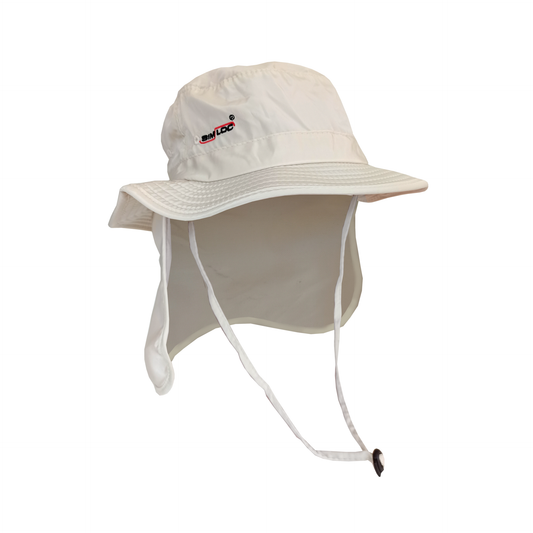 Ein sandfarbener SIMLOC BLUE_LINE COOLING UV-HUT mit breiter Krempe, Nackenschutz, Kinnriemen und einem kleinen Logo vorne links, abgebildet vor einem schlichten weißen Hintergrund.